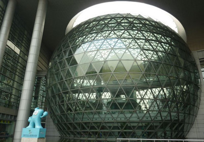 和朋友一起去上海科技館